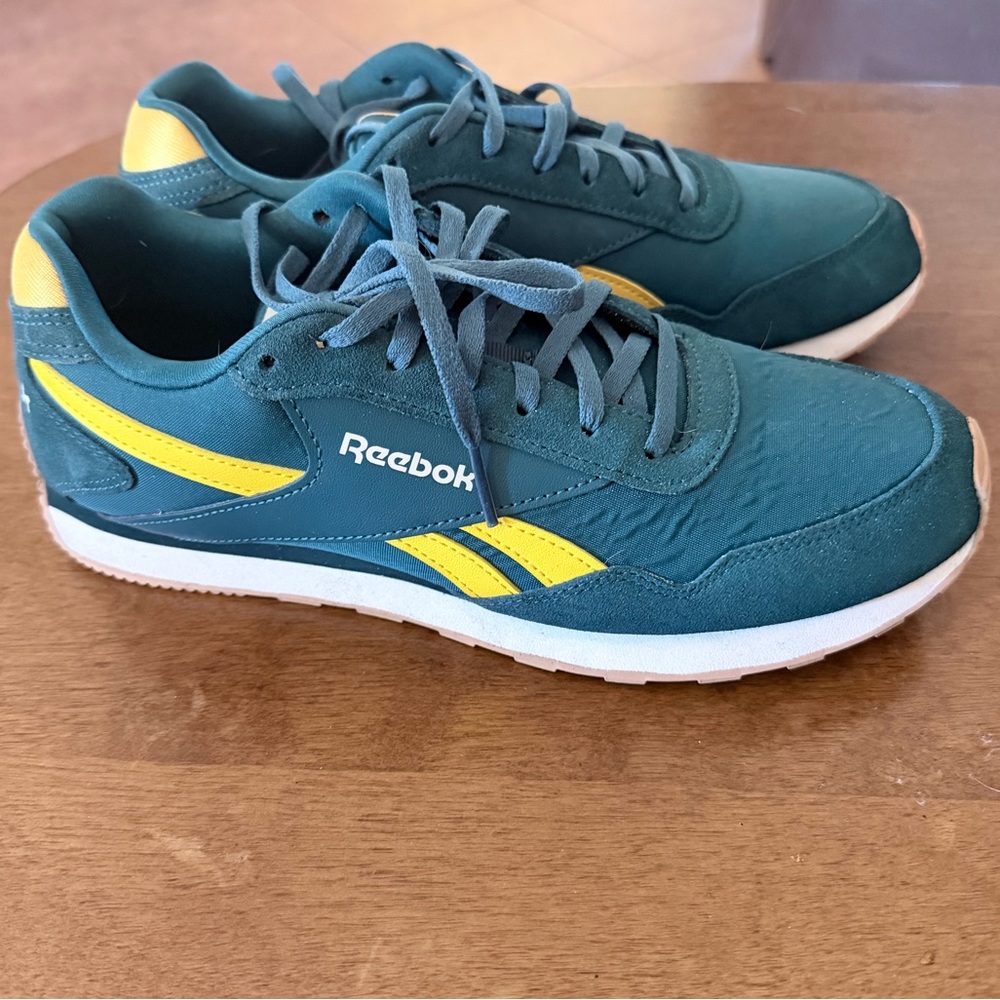 REEBOX SNEAKERS IN LIKE NEW CONDITION

SIZE 9
